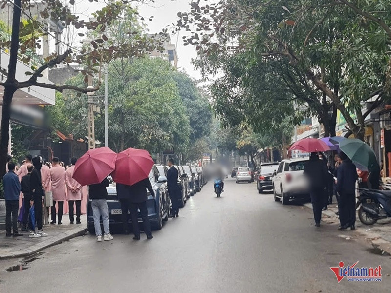 Đội ngũ an ninh dùng ô che chắn kỹ lưỡng gia đình Phương Nhi và chồng. Ảnh: Vietnamnet.