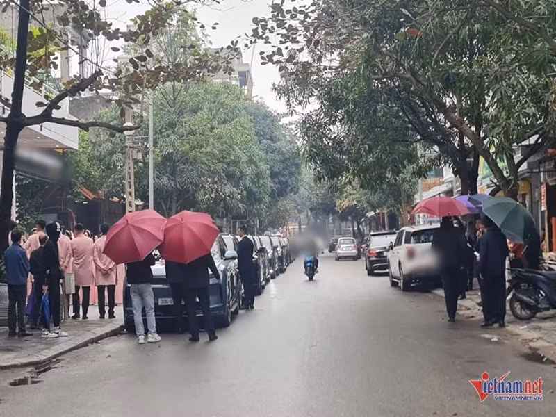 Đội ngũ an ninh dùng ô che chắn kỹ lưỡng gia đình Phương Nhi và chồng. Ảnh: Vietnamnet.