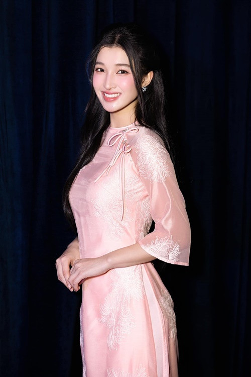 1 năm qua, Phương Nhi im hơi lặng tiếng. Người đẹp cho biết, cô muốn dành nhiều thời gian để học tập. Hiện tại, Phương Nhi học chuyên ngành Luật thương mại quốc tế của Đại học Luật Hà Nội. Ảnh: FB Phương Nhi.