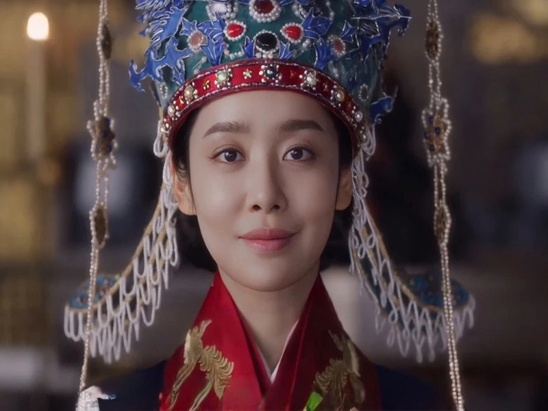 Trong phim truyền hình cổ trang The queen who crowns, diễn viên Cha Joo Young đóng vai hoàng hậu Wongyeong. Mới đây, cảnh động phòng của Cha Joo Young và nam diễn viên Lee Hyun Wook gây tranh cãi vì quá táo bạo. Ảnh: Znews.