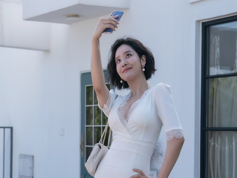 Năm 2023, Cha Joo Young gây chú ý với vai cô tiếp viên hàng không Choi Hye Jeong trong phim truyền hình The Glory có Song Hye Kyo. Ảnh: Xportsnews.