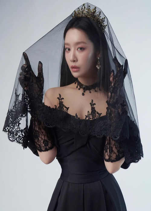 "Ác nữ" quyến rũ của showbiz Hàn còn nhận được nhiều lời mời quảng cáo. Ảnh: Instagram Cha Joo Young.