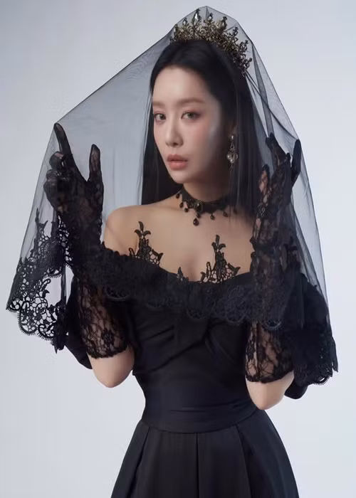 "Ác nữ" quyến rũ của showbiz Hàn còn nhận được nhiều lời mời quảng cáo. Ảnh: Instagram Cha Joo Young.