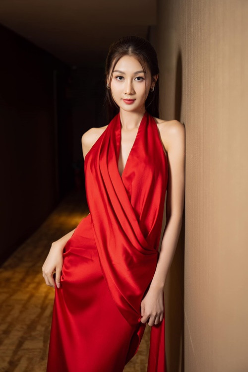 Quế Anh phủ nhận tin đồn tình cảm. "Trời ơi, tôi đi khai trương một cửa hàng và đó là nhà chị Quế Vân mà”, nàng hậu viết trên trang cá nhân. Ảnh: FB Quế Anh.