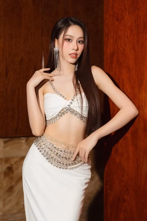 Ngọc Hằng theo đuổi phong cách gợi cảm. Cô chuộng váy áo khoe vòng một, eo thon gọn. Ảnh: FB Ngọc Hằng.