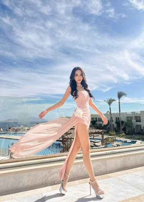 Chân dài sinh năm 2003 sở hữu chiều cao 1m74, số đo ba vòng 85-60-89 cm. Ảnh: FB Ngọc Hằng.