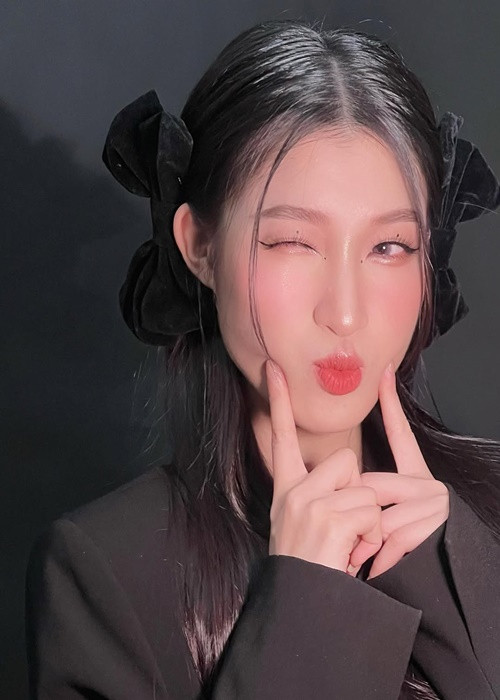 Nàng hậu búi tóc Na Tra, làm biểu cảm dễ thương.