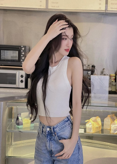 Da trắng, dáng xinh, mặt đẹp như hoa, Phương Nhi diện trang phục nào cũng nổi bật.