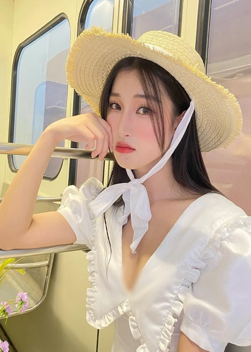 Phương Nhi chuộng lối trang điểm ngọt ngào làm tôn thêm vẻ đẹp trong veo của mình.