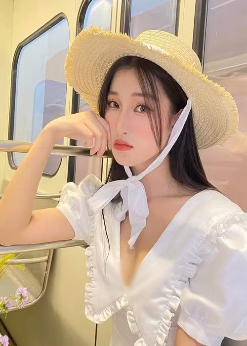 Phương Nhi chuộng lối trang điểm ngọt ngào làm tôn thêm vẻ đẹp trong veo của mình.