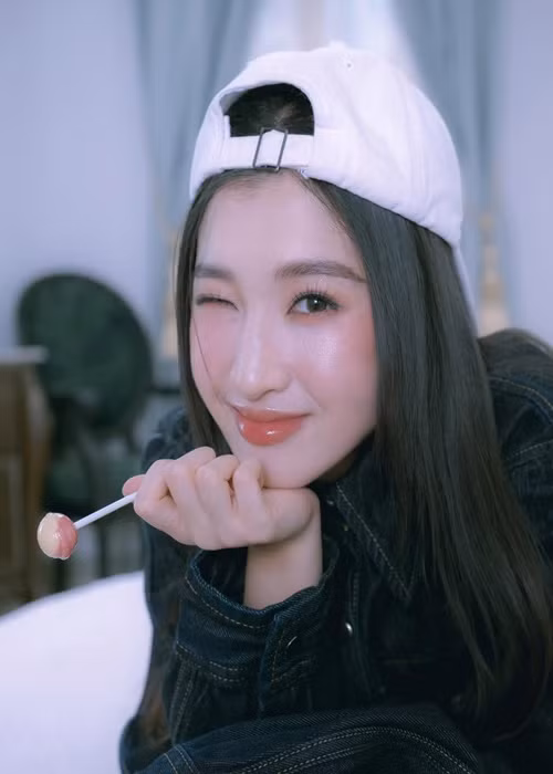 Phương Nhi có nhiều khoảnh khắc đời thường đáng yêu.