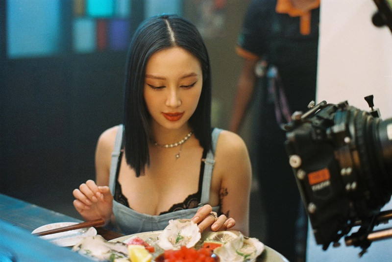 Jun Vũ chia sẻ trên Harper’s Bazaar, cô cố gắng duy trì tập gym mỗi tuần 2 – 3 lần. Trước đây, người đẹp thường tập Muay Thái.