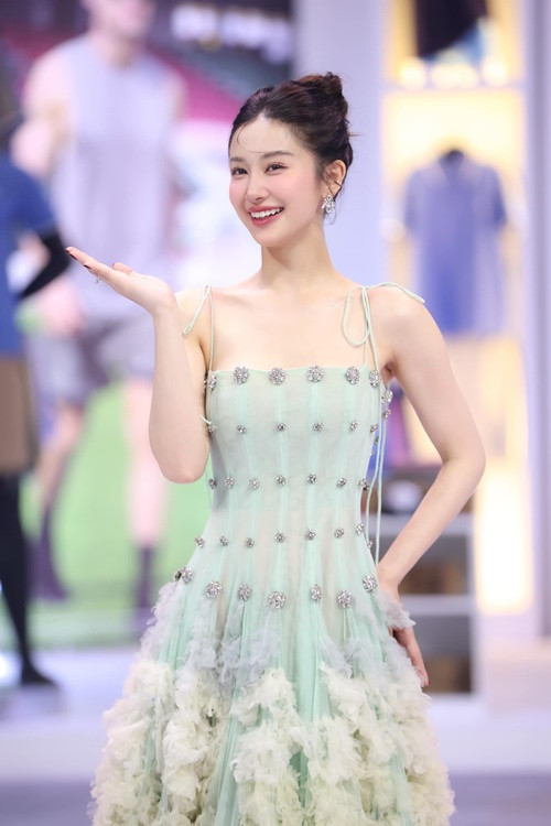 Nữ diễn viên có bao nhiêu tiền thì đầu tư bấy nhiêu vào vẻ ngoài. "Mỗi lần đi sự kiện, chụp hình thời trang,... được nhiều người khen đẹp thì cũng là động lực để tôi sắm sửa trang phục, phụ kiện, chăm sóc hình thể, làn da để lần nào xuất hiện cũng hoàn hảo nhất", Jun Vũ nói.