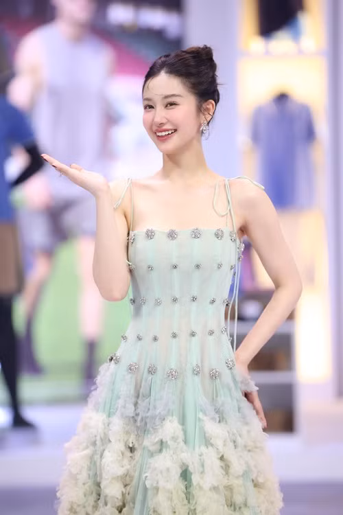 Nữ diễn viên có bao nhiêu tiền thì đầu tư bấy nhiêu vào vẻ ngoài. "Mỗi lần đi sự kiện, chụp hình thời trang,... được nhiều người khen đẹp thì cũng là động lực để tôi sắm sửa trang phục, phụ kiện, chăm sóc hình thể, làn da để lần nào xuất hiện cũng hoàn hảo nhất", Jun Vũ nói.