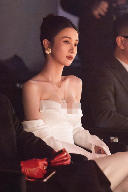 Sau khi nâng ngực, "hot girl trà sữa" không cần đến phụ kiện tôn vòng một.