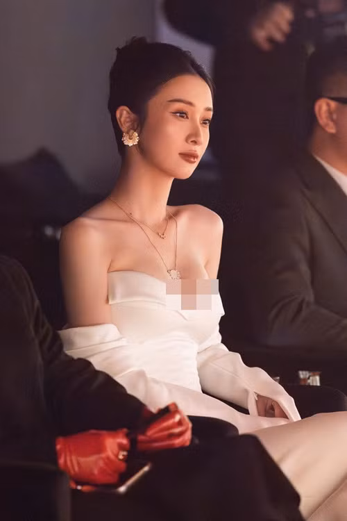 Sau khi nâng ngực, "hot girl trà sữa" không cần đến phụ kiện tôn vòng một.