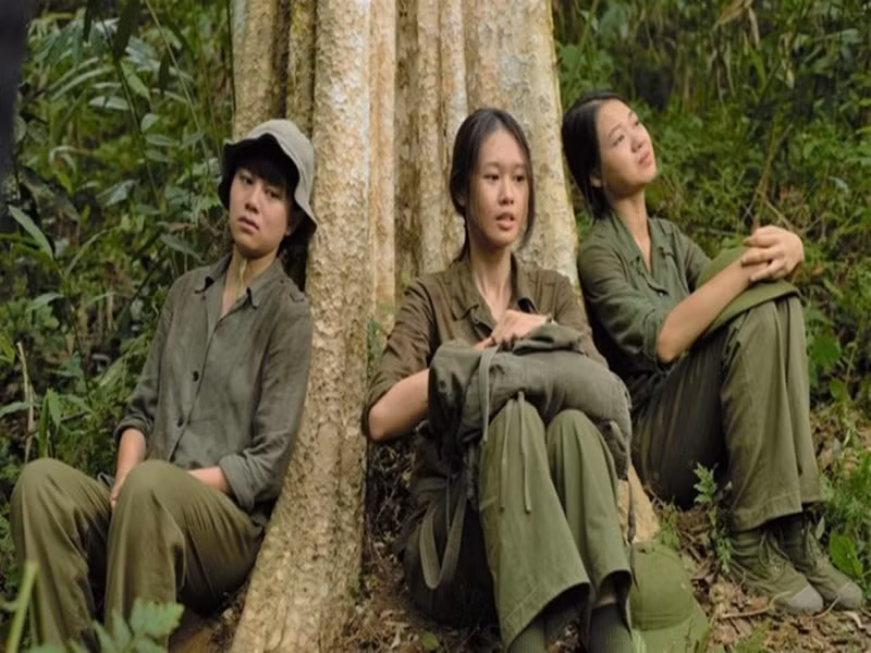 Năm 2022, Bảo Hân đóng phim Bình minh đỏ. Vai diễn của cô là Sa - một trong bốn cô gái được giao nhiệm vụ lái xe vận chuyển hàng hóa, lương thực, nhu yếu phẩm từ hậu phương ra tiền tuyến và chở thương bệnh binh, tử sĩ từ các chiến trường về hậu phương. Ảnh: Tiền Phong.