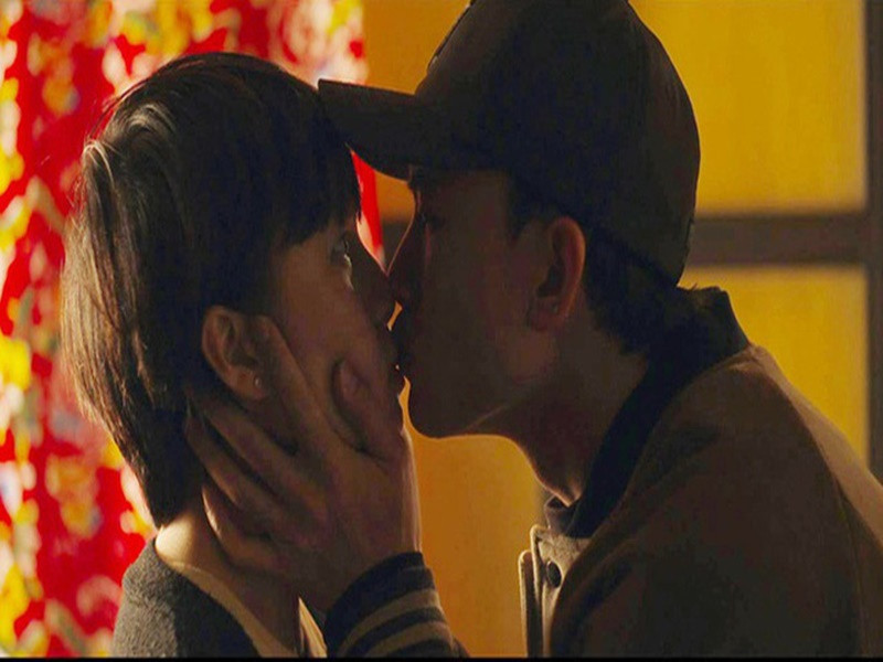 Trong Hãy nói lời yêu, Bảo Hân có cảnh hôn với Hoàng Anh Vũ. "Dù đọc kịch bản đã biết trước là hôn rồi nhưng làm thế nào để đúng như bị sốc và coi như lần đầu bị ông chủ của mình cưỡng hôn", Bảo Hân chia sẻ trên Vietnamnet. Ảnh: Vietnamnet.