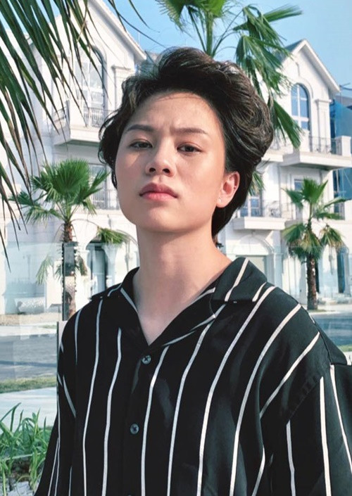 Khi đang là sinh viên năm thứ nhất trường Đại học Sân khấu Điện ảnh, diễn viên Bảo Hân đóng Ánh Dương - cô con gái bộc trực, sống như một cậu con trai trong phim Về nhà đi con. “Bảo Hân rất phù hợp với vai diễn, Bảo Hân có vẻ ngây thơ, không có kinh nghiệm nhưng cá tính rất mạnh và tôi hoàn toàn tin tưởng khi trao vai diễn cho Bảo Hân”, đạo diễn Danh Dũng chia sẻ trên Nhân dân. Ảnh: VTV.