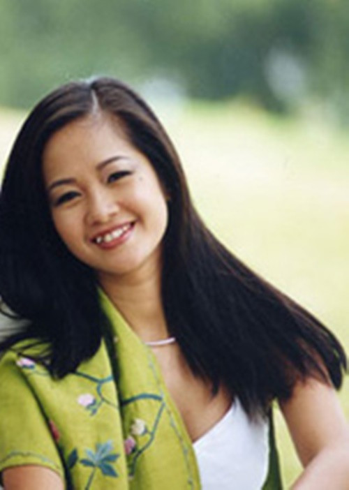 Cô chia sẻ trên Đẹp rằng, cô gái 20 tuổi nhí nhảnh với nụ cười răng khểnh chắc chắn sẽ "hạ gục" cánh mày râu nhưng người phụ nữ gần 40 tuổi mà nhí nhảnh khoe răng thì có lẽ đàn ông họ... chạy mất dép. Ảnh: Gia Đình Xã Hội.