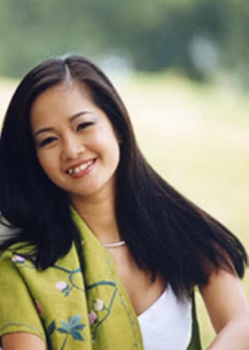 Cô chia sẻ trên Đẹp rằng, cô gái 20 tuổi nhí nhảnh với nụ cười răng khểnh chắc chắn sẽ "hạ gục" cánh mày râu nhưng người phụ nữ gần 40 tuổi mà nhí nhảnh khoe răng thì có lẽ đàn ông họ... chạy mất dép. Ảnh: Gia Đình Xã Hội.