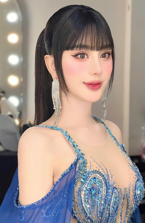 Nhan sắc của nữ ca sĩ chuyển giới được khen đẹp như búp bê sống. Ảnh: FB Lâm Khánh Chi.