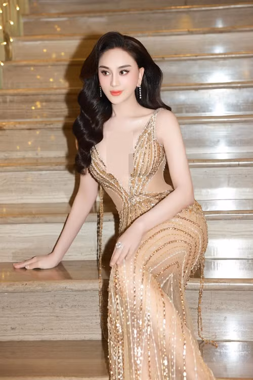 "Mỗi ngày Chi đắp 1 mặt nạ, mỗi tuần dành 2 ngày đi spa và xài rất nhiều mỹ phẩm đắt tiền nữa. Chi có chế độ ăn riêng với nhiều rau, trái cây như cherry, cam Mỹ, quất Úc, sâm Hàn Quốc, 2 chén yến mỗi ngày để duy trì vóc dáng và làm chậm sự lão hóa. Riêng tiền hoa quả là 5 triệu/tuần. Bên cạnh đó, Khánh Chi còn phải tiêm hormone, tế bào gốc, trẻ hóa da", Người Đưa Tin dẫn lời nữ ca sĩ chuyển giới. Ảnh: FB Lâm Khánh Chi.