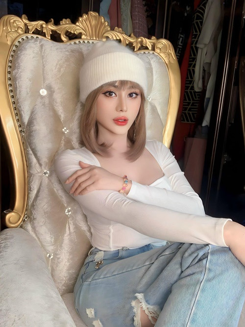 Ở đời thường, Lâm Khánh Chi mặc trẻ trung, năng động. Người hâm mộ khen ngợi nữ ca sĩ xinh đẹp không kém các thiếu nữ đôi mươi. Ảnh: FB Lâm Khánh Chi.