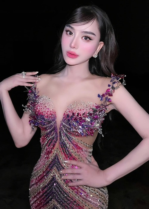 Lâm Khánh Chi từng chia sẻ về số tài sản sau nhiều năm ca hát, kinh doanh: "Năm 2000, tôi hát một đêm 15 triệu là hơn 3 cây vàng, mà ngày nào tôi cũng đi hát. Tôi nổi tiếng 23 năm nên trong người có 100 tỷ cũng là chuyện rất bình thường. Ngoài ra, tôi còn kinh doanh bất động sản". Ảnh: FB Lâm Khánh Chi.