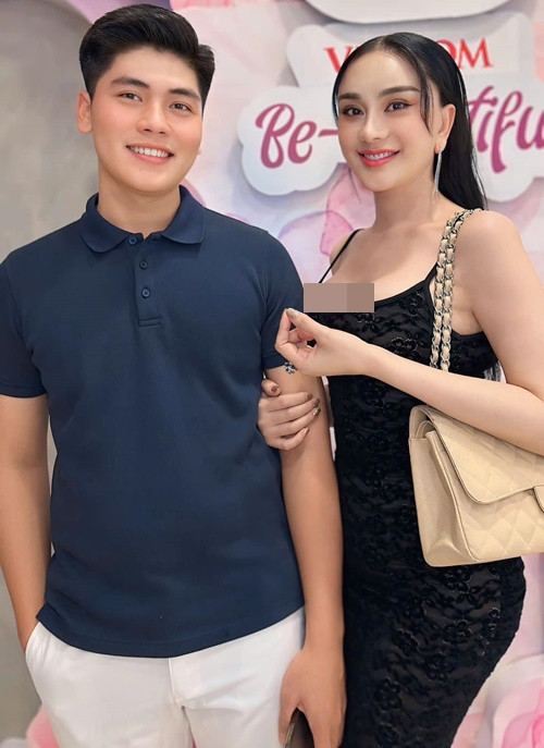 Trong cuộc phỏng vấn với Saostar năm 2024, mỹ nhân chuyển giới Lâm Khánh Chi cho biết, cô vẫn độc thân. "Đương nhiên người chuyển giới sẽ gặp khó khăn hơn một chút nhưng tôi tin rằng họ sẽ hạnh phúc riêng, bản thân tôi cũng vậy. Do đó, tôi không can tâm khi mình gãy đổ hôn nhân. Tôi thích yêu lại một lần nữa", nữ ca sĩ trải lòng. Ảnh: FB Lâm Khánh Chi.