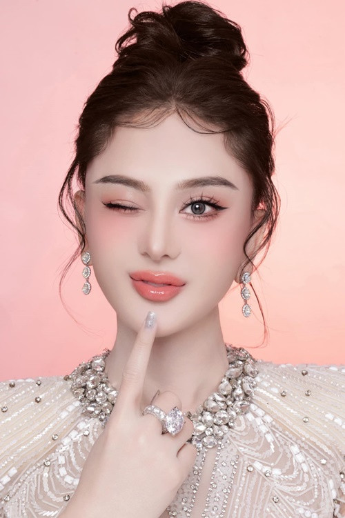 Nữ ca sĩ rất đầu tư váy áo, phong cách trang điểm. Ảnh: FB Lâm Khánh Chi.