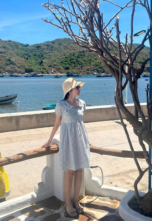 Sau khi lập gia đình, Ngọc Thưởng bán hàng online. Ảnh: FB Ngọc Thưởng.