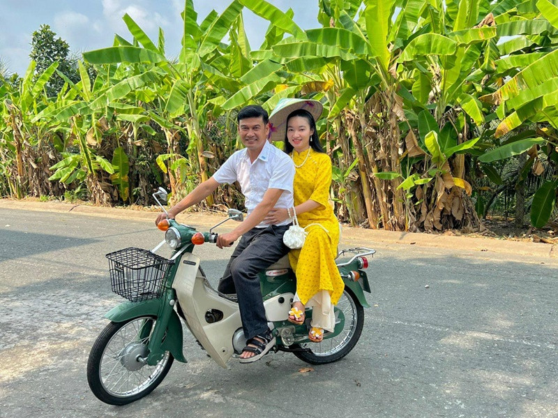 Ngọc Thưởng và Tiết Cương hiện tại là một trong các cặp đôi lệch tuổi hạnh phúc của showbiz Việt. Ảnh: FB Tiết Cương.