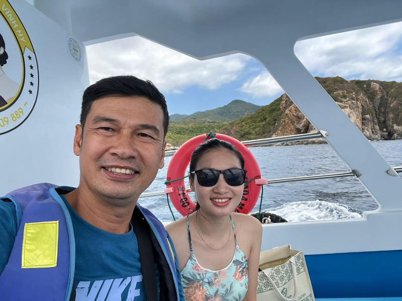 Vợ chồng Tiết Cương cùng nhau thực hiện các clip ghi lại cuộc sống đời thường. Thời còn hẹn hò, cả hai giấu kín chuyện tình cảm. Ảnh: FB Ngọc Thưởng.