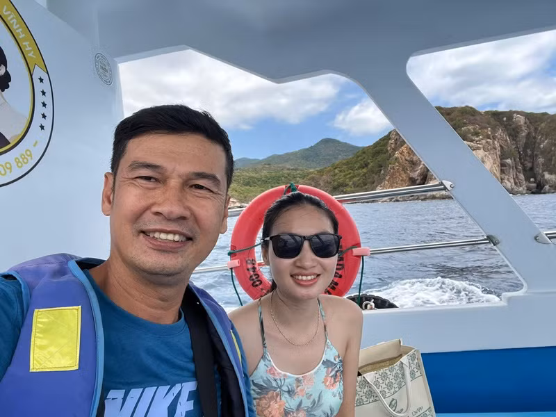 Vợ chồng Tiết Cương cùng nhau thực hiện các clip ghi lại cuộc sống đời thường. Thời còn hẹn hò, cả hai giấu kín chuyện tình cảm. Ảnh: FB Ngọc Thưởng.