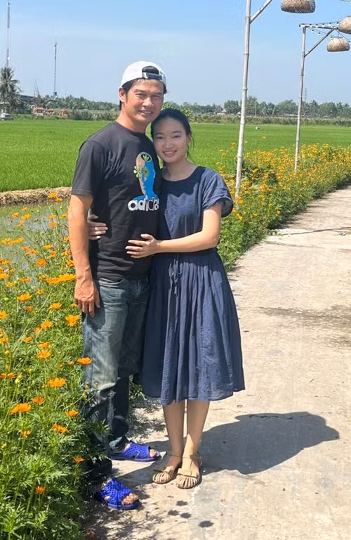 Tiết Cương lập gia đình ở tuổi 50 sau nhiều năm độc thân. Nhiều khán giả khen anh ngày càng trẻ trung sau khi lấy vợ. Ảnh: FB Ngọc Thưởng.