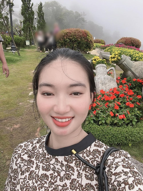 Vợ Tiết Cương sinh năm 1999, không hoạt động trong showbiz. Cô đảm đang nấu ăn sáng cho chồng, ân cần hỏi han Tiết Cương sau ngày anh đi quay vất vả. Ảnh: FB Ngọc Thưởng.