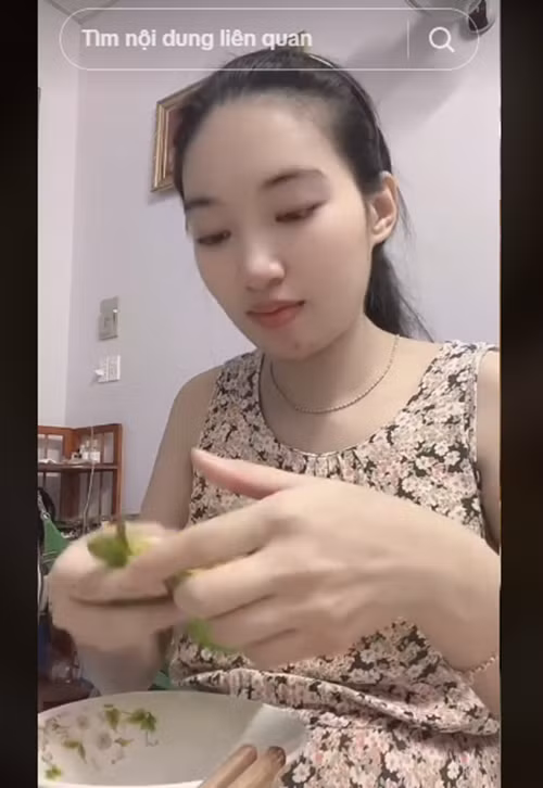 Gần đây, Ngọc Thưởng - vợ diễn viên Tiết Cương liên tục lộ vòng hai lùm lùm. Khi một cư dân mạng để lại bình luận: "Em đang có em bé hả", Ngọc Thưởng đáp lại: "Dạ chị". Ảnh: TikTok Ngọc Thưởng.