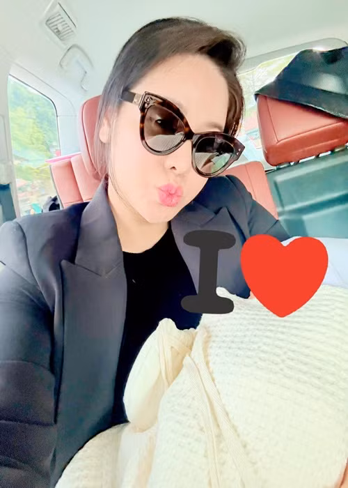 Diễn viên, ca sĩ Nhật Kim Anh sinh con gái Julia cách đây ít ngày. Mới đây, người đẹp đón ái nữ trở về nhà.