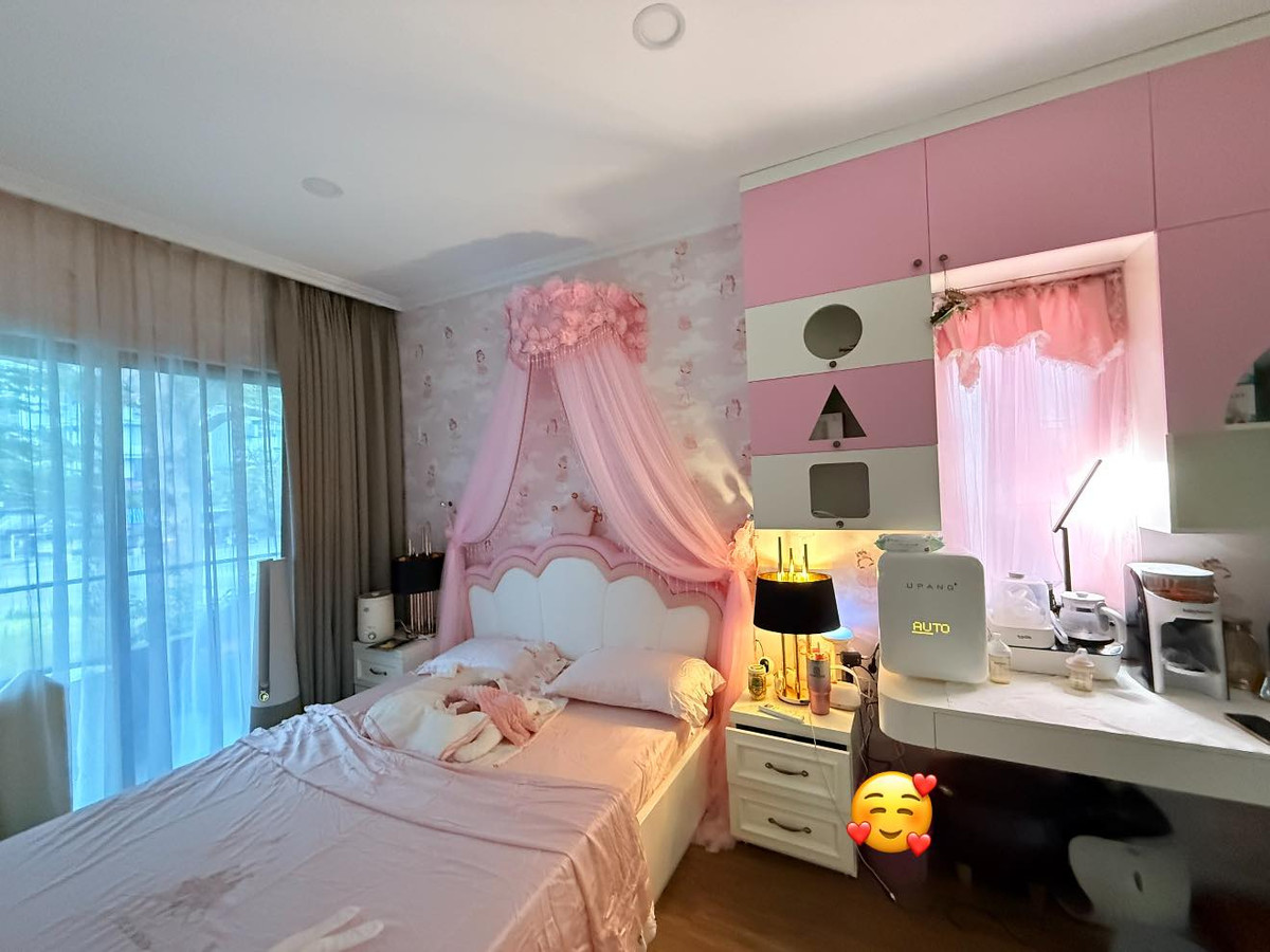 Nhật Kim Anh khoe phòng ngủ cho con gái thứ hai mang tông hồng, rộng rãi.