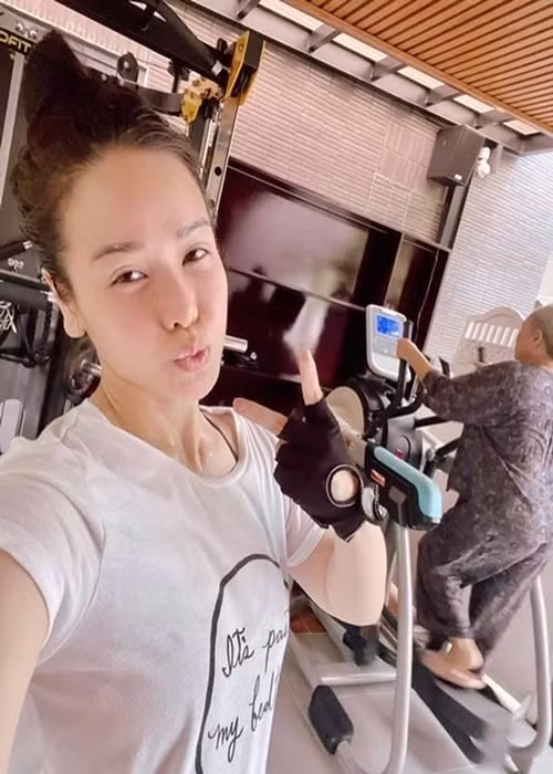 Ngoài thiền, nữ diễn viên thường tập gym trong biệt thự để rèn luyện sức khỏe.