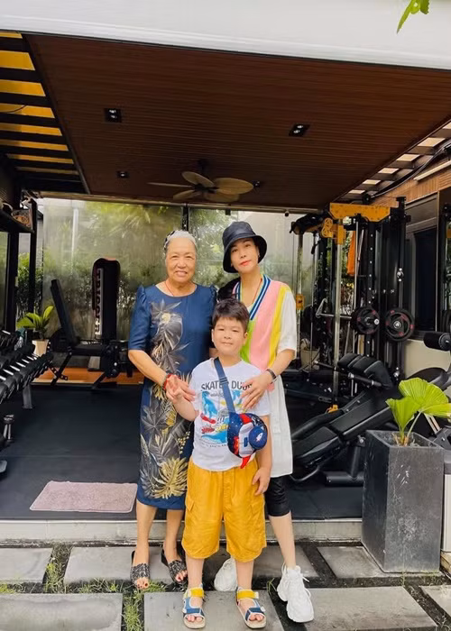 Bé Bửu Long sống cùng bố và ông bà nội trong những năm qua. Thi thoảng, Nhật Kim Anh đón con trai về biệt thự ở hoặc về nhà chồng cũ thăm con.