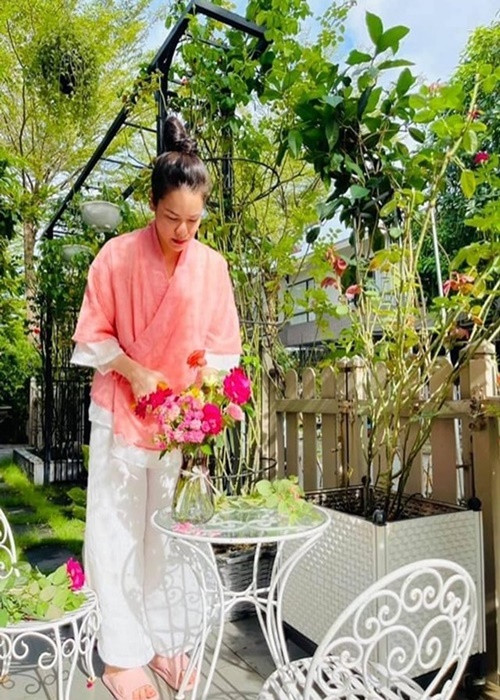 Bà mẹ hai con mặc đơn giản mỗi khi ở nhà.