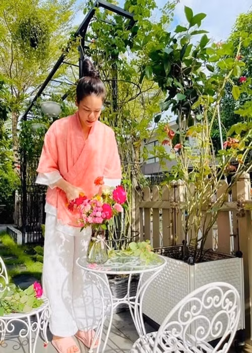 Bà mẹ hai con mặc đơn giản mỗi khi ở nhà.