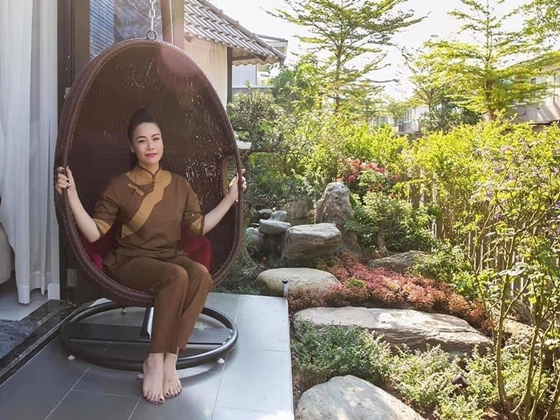 Ngoài biệt thự, nữ diễn viên phim Tiếng sét trong mưa còn sở hữu xe hơi, đồ hiệu.