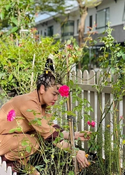 Nữ diễn viên thường xuyên cắt hoa tươi trong vườn để cúng dịp lễ Tết.