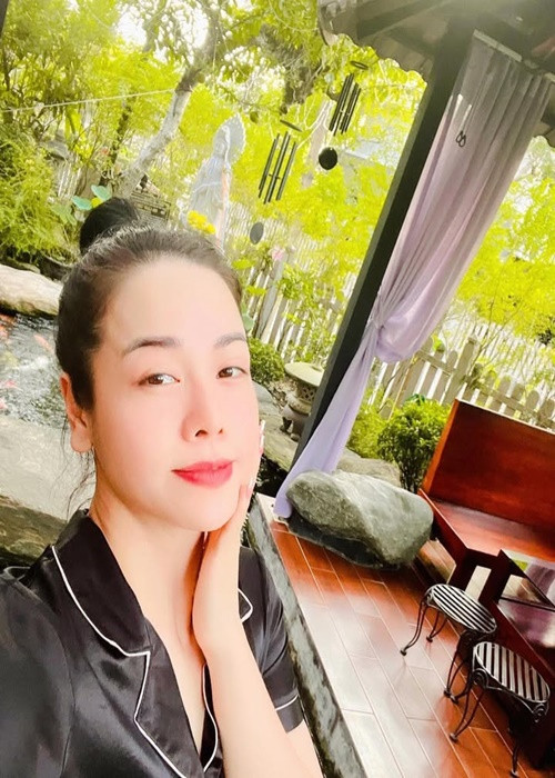 Nhật Kim Anh tận hưởng cuộc sống bình yên trong tổ ấm.