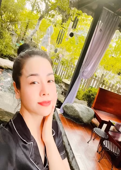 Nhật Kim Anh tận hưởng cuộc sống bình yên trong tổ ấm.