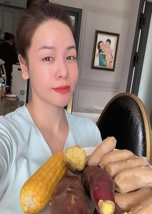 Nhật Kim Anh thường tự nấu ăn ở nhà. Cô tỏ ra đảm đang khi nấu được nhiều món. Trong ảnh, Nhật Kim Anh khoe bữa ăn sáng đạm bạc.