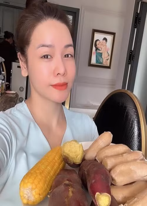 Nhật Kim Anh thường tự nấu ăn ở nhà. Cô tỏ ra đảm đang khi nấu được nhiều món. Trong ảnh, Nhật Kim Anh khoe bữa ăn sáng đạm bạc.